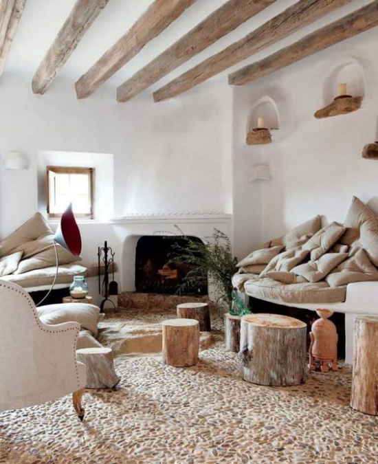 Provence-Stil Natürlichkeit im Interieur Holz Balken Stämme helle Farben viele Kissen