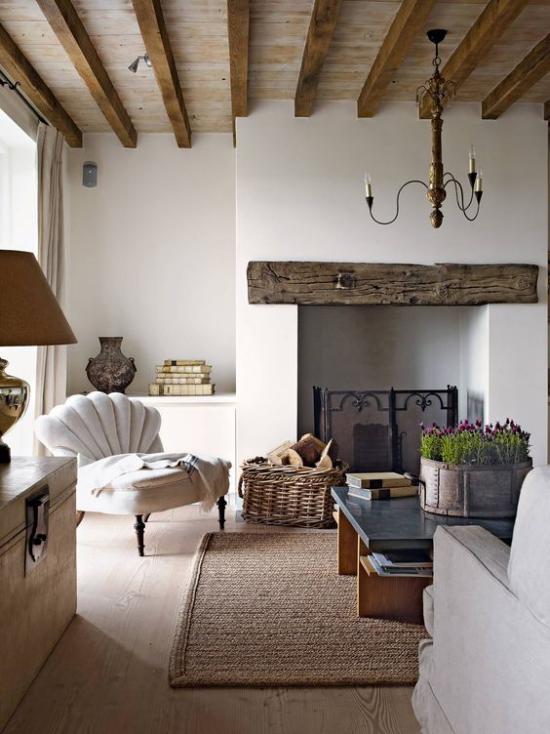 Provence-Stil Natürlichkeit im Interieur großgeschrieben viel Holz Balken Teppich aus natürlichen Fasern Topf mit Lavendel
