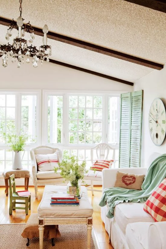 Provence-Stil ansprechendes Wohnzimmer romantisches Flair helle Farben bequeme Möbel kleine Blickfänge in frischem Lindgrün