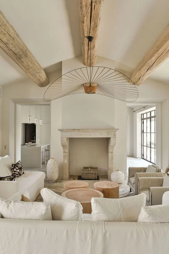 Provence-Stil einladendes Wohnzimmer helles Holz Weiß naturnah wohnen