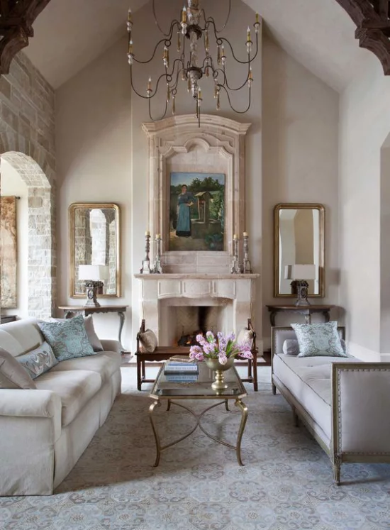 Provence-Stil klassisch eingerichtetes Wohnzimmer klassische Möbel vor dem Kamin sehr elegantes Design