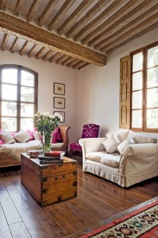 Provence-Stil klassische Möbel gemütliches Raumdesign Holztruhe als Tisch Vase mit Blumen sehr ansprechendes Ambiente Akzente in Weinrot