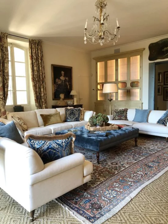 Provence-Stil klassisches Wohnzimmer klassische Möbel Azurblau und Weiß in Farbkombination