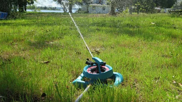 Rasenpflege im Frühjahr Tipps Gartenschlauch Rasen bewässern