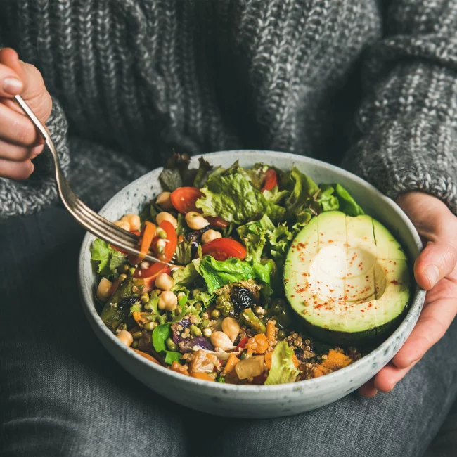 Regel frischer Salat mit Avocado gesund essen abnehmen ohne Verzicht
