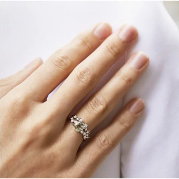 Ringe mit farbigen Edelsteinen verleihen der Verlobung das gewisse Etwas Verlobungsring 2