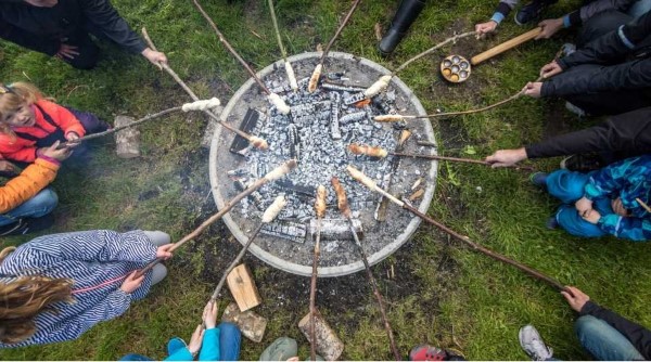Stockbrot Rezept Ideen perfekt für ein Lagerfeuer familie beim grillen brot