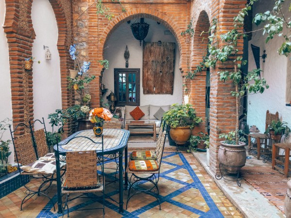 Terrassen Gestaltungsmöglichkeiten – Ideen und Tipps für einen schönen Außenbereich mediterraner stil deko ideen