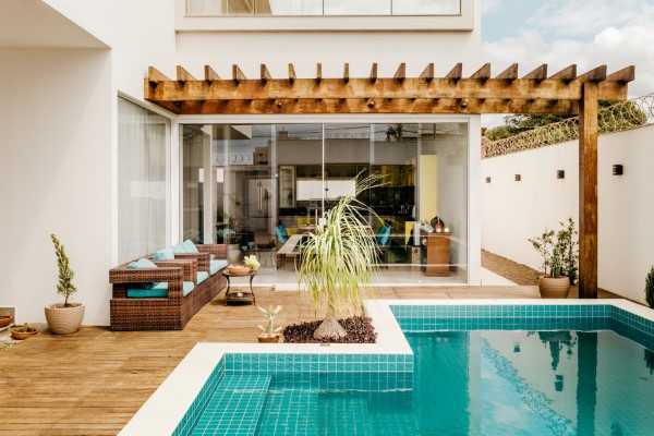 Terrassen Gestaltungsmöglichkeiten – Ideen und Tipps für einen schönen Außenbereich terrasse mit pool ideen