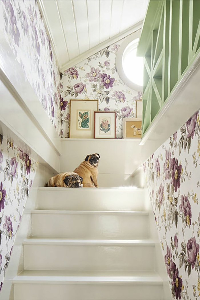 Wandgestaltung Treppenhaus florales muster