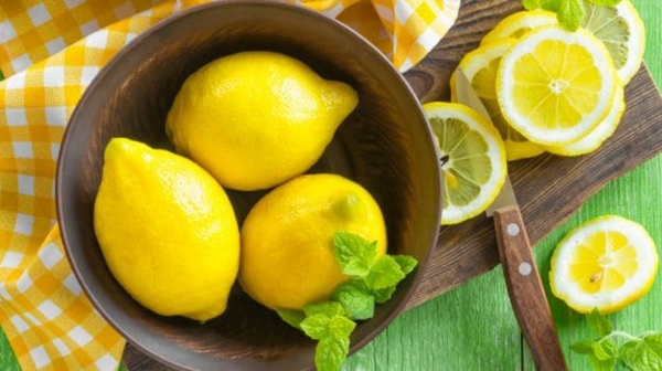 Zitronendiät Entgiftungsgetränk zubereiten Zitronen in Schale