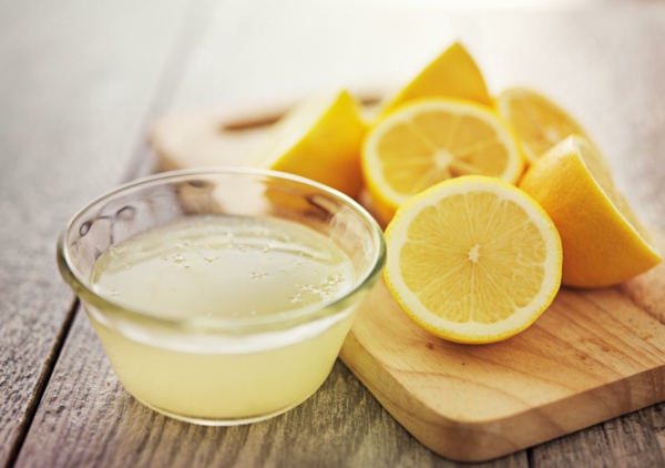 Zitronendiät Entgiftungsgetränk zubereiten Zitronen pressen