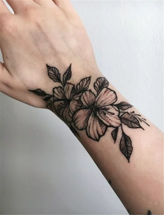 armband tattoo blackwork damen blumen