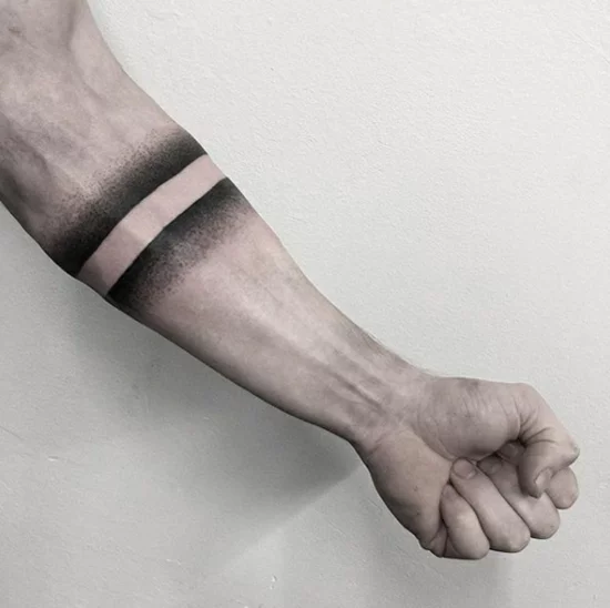 armband tattoo blackwork gepunktete tätowierung