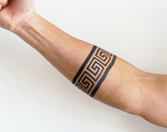 armband tattoo blackwork römische zeichen