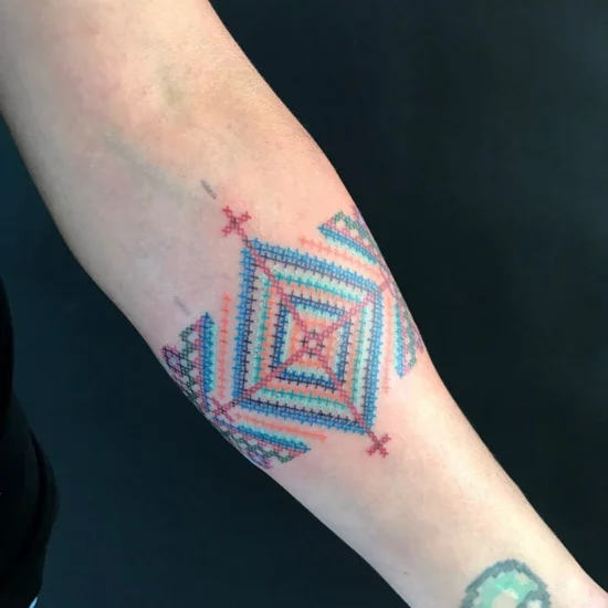 armband tattoo bunte stickmuster