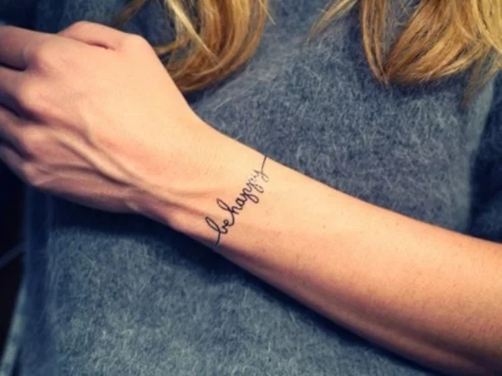 armband tattoo damen schriftzug