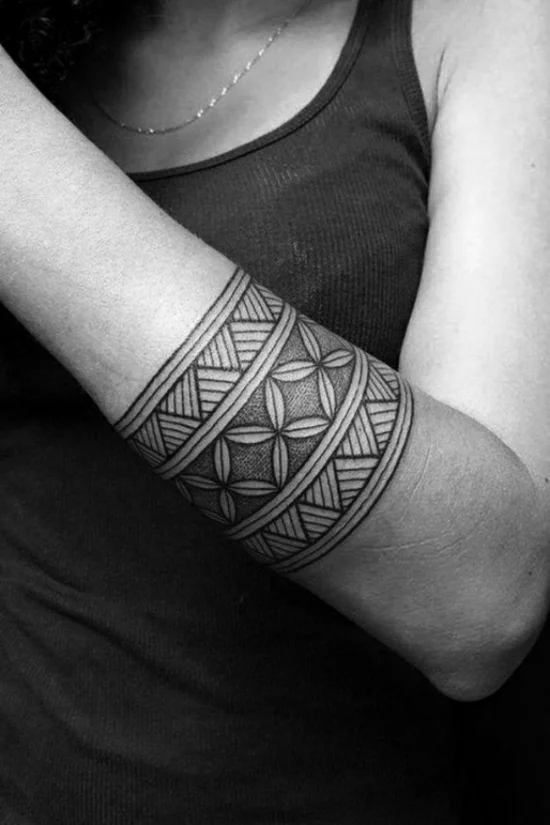 armband tattoo damen stilisierte blumen