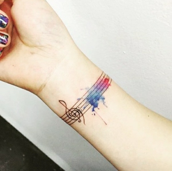 armband tattoo damen wasserfarben notenschlüssel