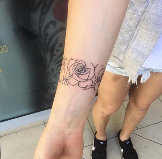 armband tattoo grafische rosen