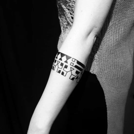 blackwork armband tattoo geometrische muster