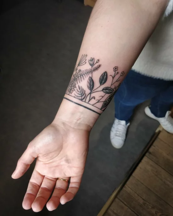 botanische muster armband tattoo