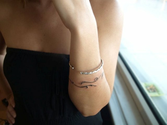 elegante armband tattoo ideen damen