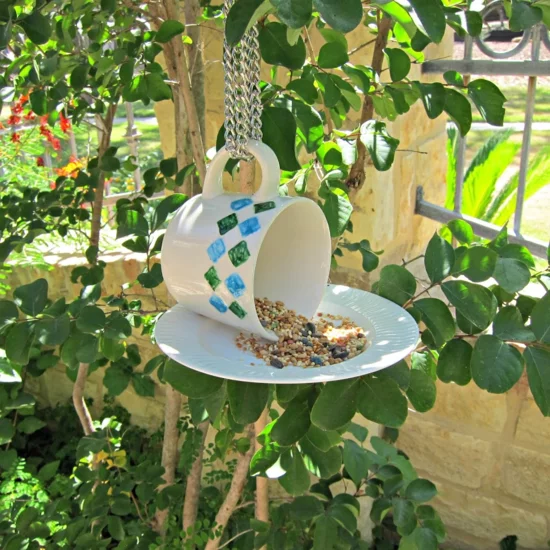 gartendeko ideen selbermachen vogelfutterspender kaffeebecher