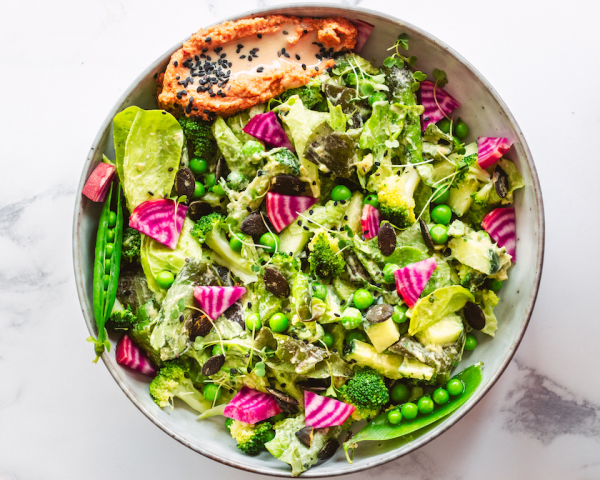 gesund abnehmen Salat grüne Bohnen Erbsen Brokkoli Rübe in kleine Stücke geschnitten
