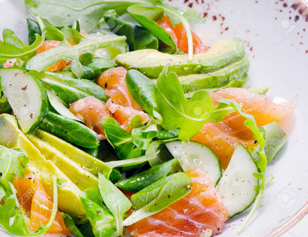 gesund abnehmen Salat mit Fisch schmeckt vorzüglich macht gesund