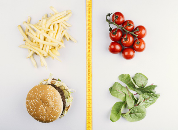 gesund abnehmen frisches Gemüse wählen Tomaten Spinat statt Kartoffeln Hamburger