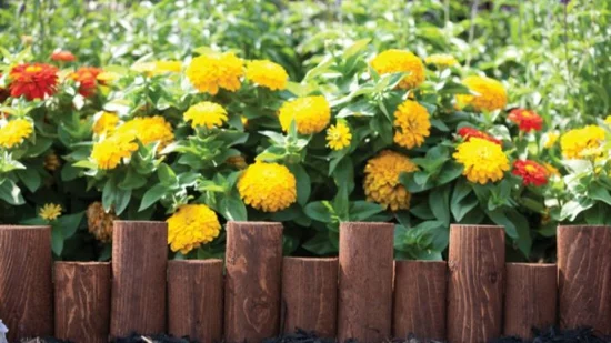 Holzbolzen als DIY Beeteinfassung im Garten 