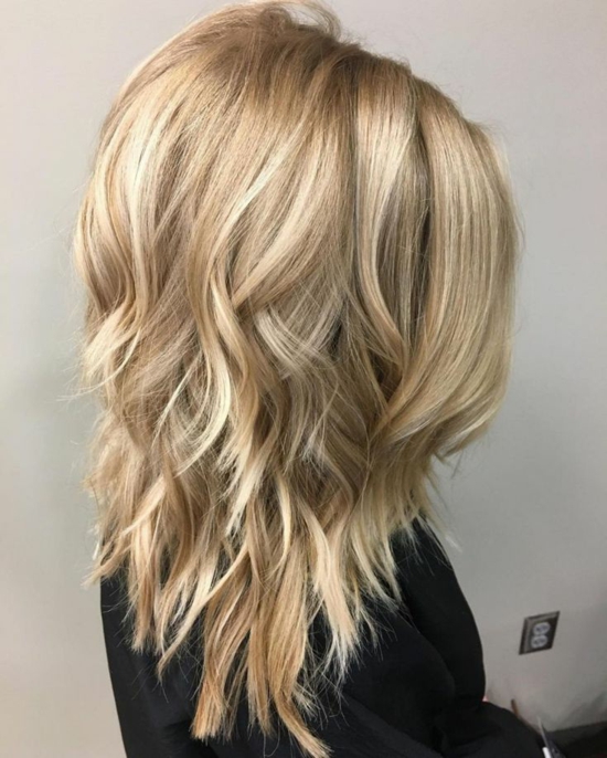 langer choppy cut blonde haare