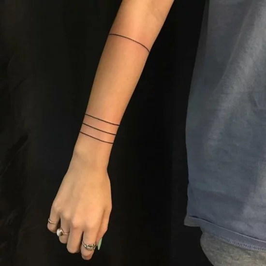 linien armband tattoo damen blackwork