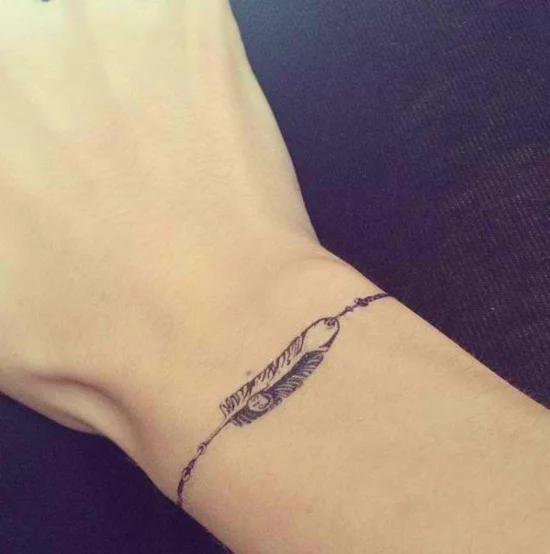 minimalistisches armband tattoo feder