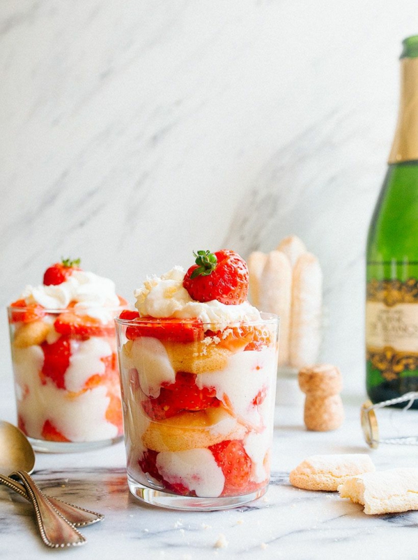 Erdbeer-Tiramisu im Glas Dessert und Sekt