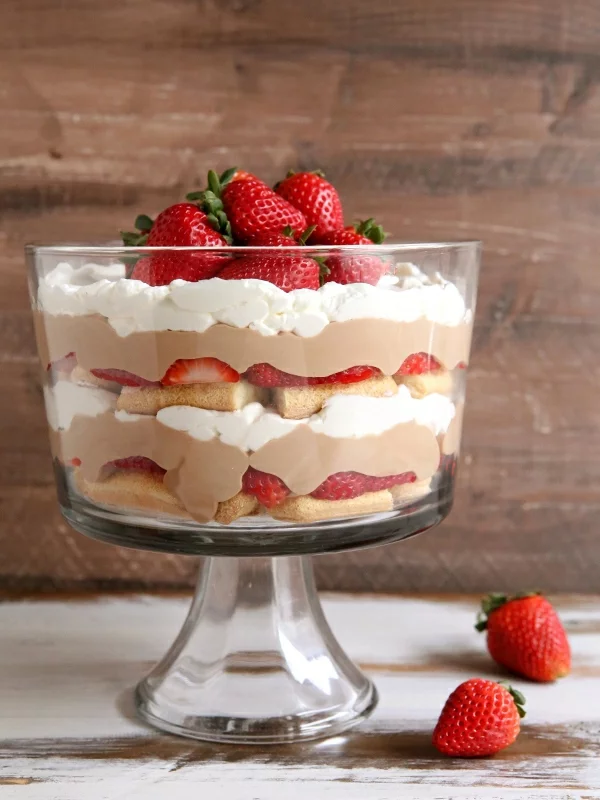 Erdbeer-Tiramisu im Glas Dessertideen reife Erdbeeren