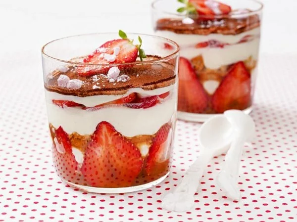 Erdbeer-Tiramisu im Glas Erdbeeren in Scheiben schneiden