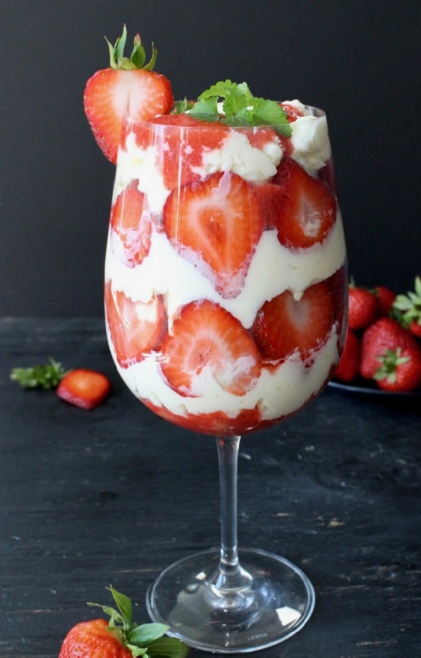 Erdbeer-Tiramisu im Glas Weinglas verwenden