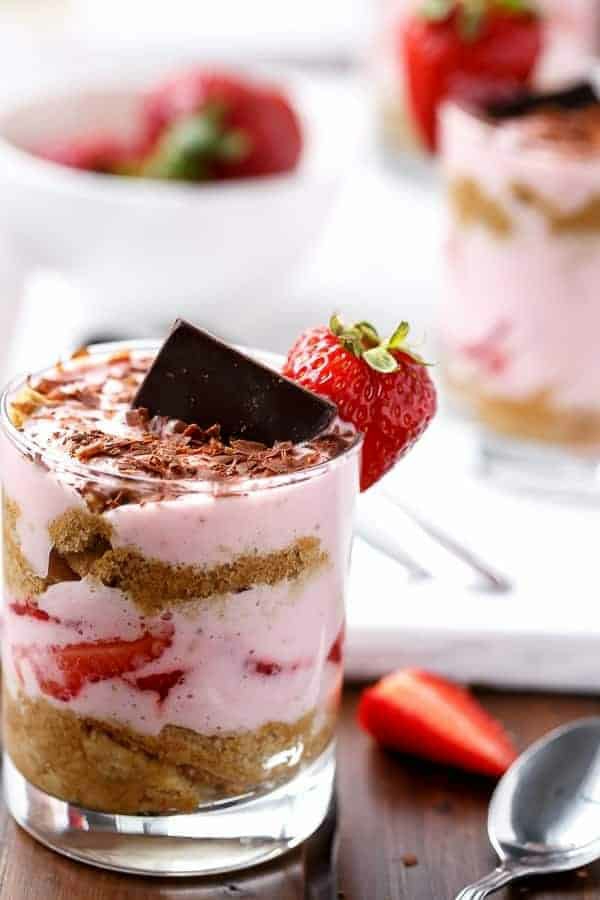 Erdbeer-Tiramisu im Glas mit Schokolade als Dekoration1
