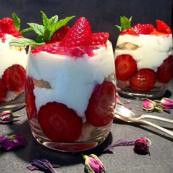 Erdbeer-Tiramisu im Glas zubereiten