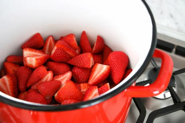Erdbeermarmalade selber machen Rezept Erdbeeren schneiden