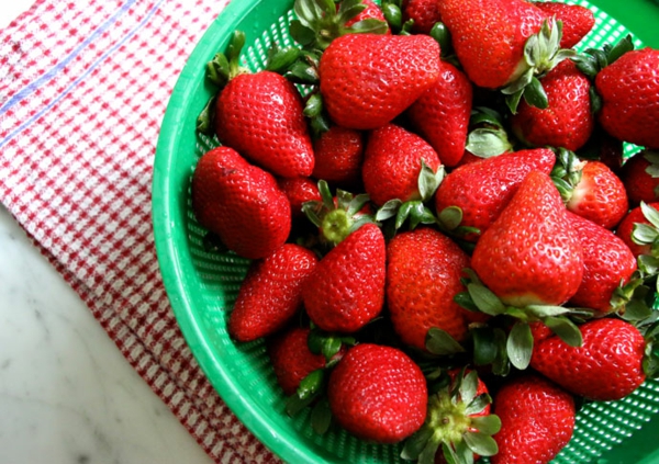 Erdbeermarmalade selber machen Rezept Erdbeeren spülen