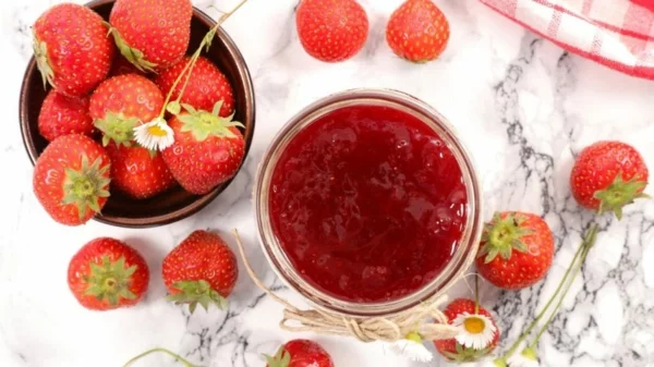 Erdbeermarmalade selber machen Rezept frische Erdbeeren