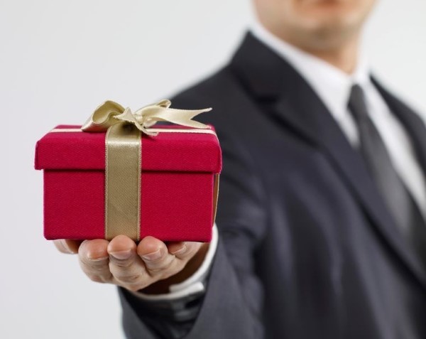 Firmengeschenke und worauf Sie bei der Wahl achten müssen rote geschenke firma