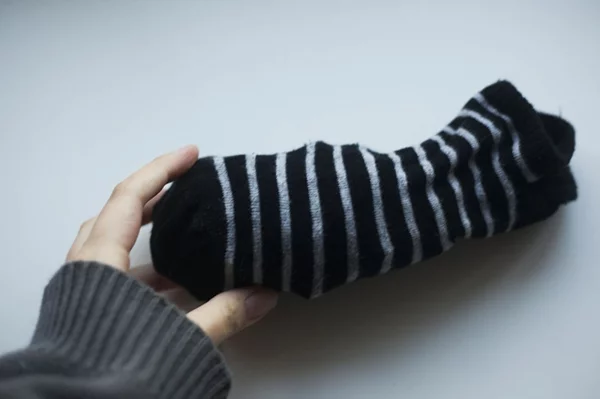 Katzenspielzeug Spielzeug mit Socken basteln Knöchelsocke