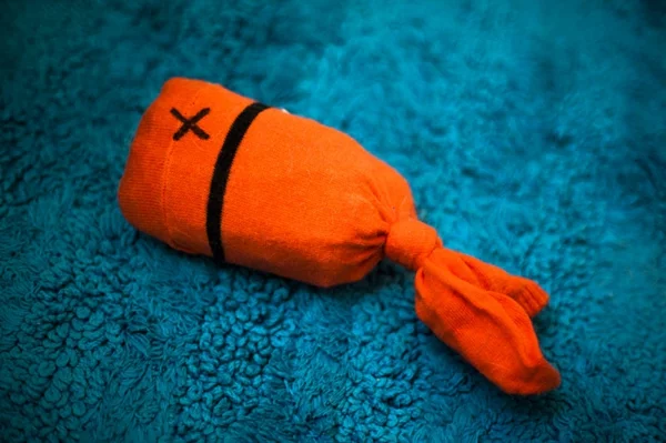 Katzenspielzeug Spielzeug mit Socken basteln orange Fisch