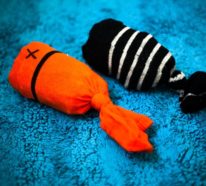 Katzenspielzeug aus einer alten Socke basteln – Anleitung für ein DIY Fisch-Spielzeug