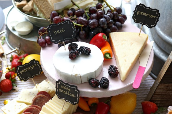 Käseplatte dekorieren – Tipps für eine perfekte Vorspeise käse beeren kombi