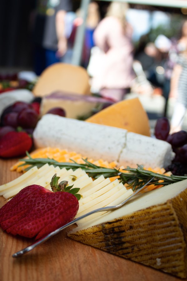 Käseplatte dekorieren – Tipps für eine perfekte Vorspeise käse ideen servieren